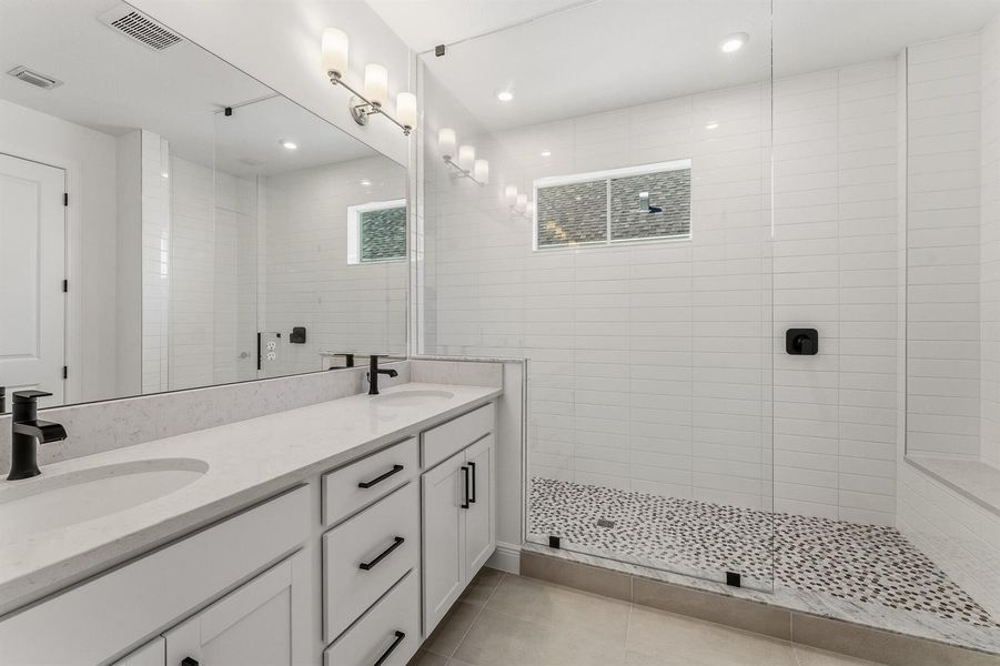 US_SEF_BELLIS_LOT 180_OWNERS BATH 2