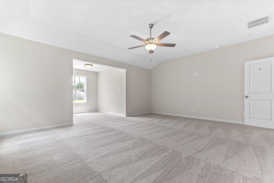 Spacious, unfurnished interior of a new home in Juliette Crossing, Forsyth (Image 90).