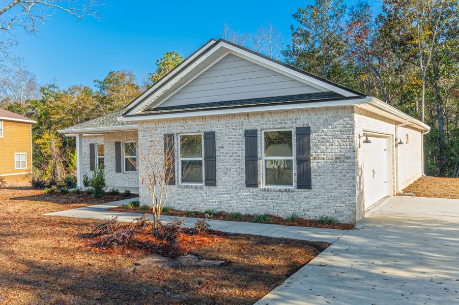 Front exterior of a home in the Bridle Wood Estates community, located in Crestview, FL (Image 10).