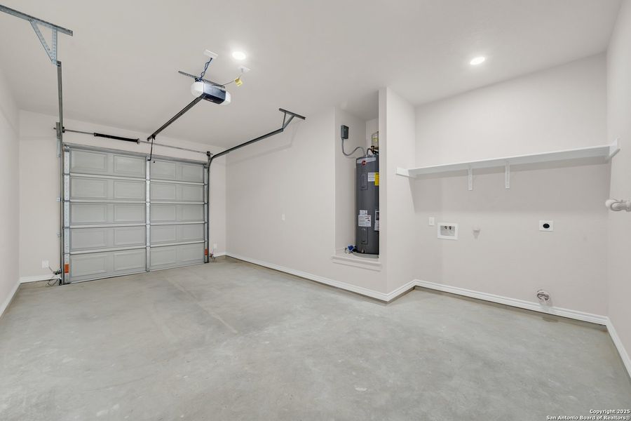 Spacious, unfurnished interior of a new home in , Natalia (Image 14).