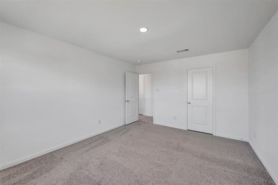 Spacious, unfurnished interior of a new home in Tarrytown, Crowley (Image 29).