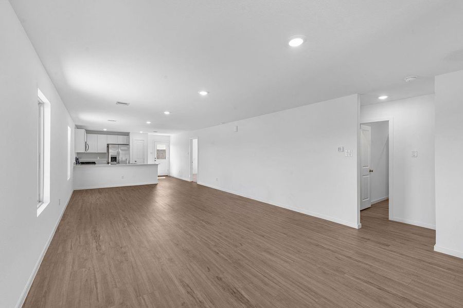 Spacious, unfurnished interior of a new home in Tavola, New Caney (Image 12).