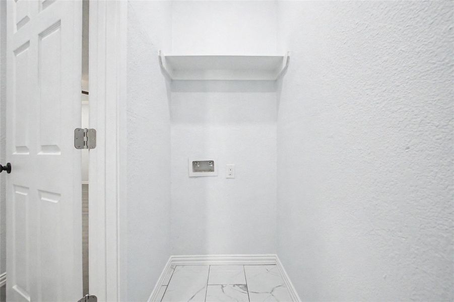 Spacious, unfurnished interior of a new home in , Navasota (Image 29).