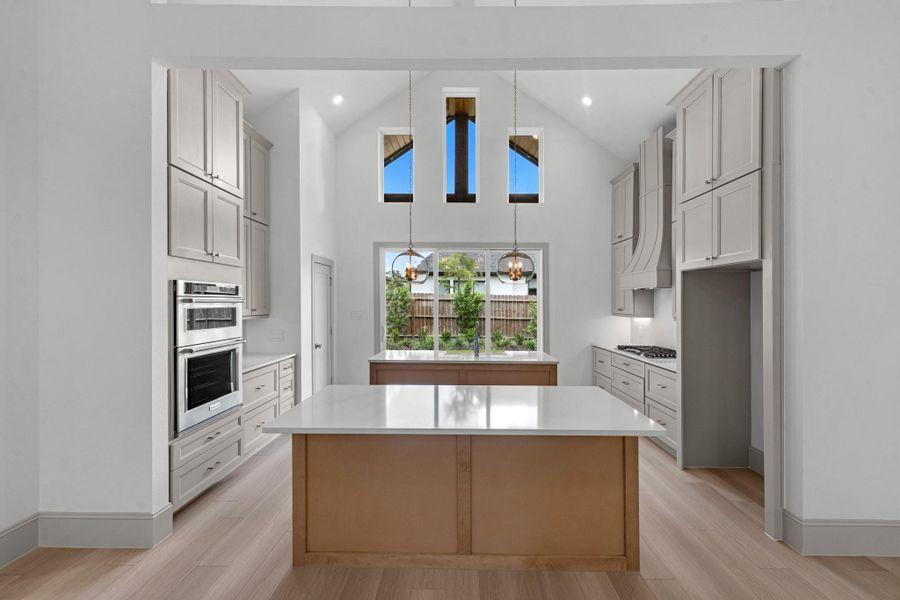 Storage space galore in the light and bright kitchen! Storage space galore in the light and bright kitchen!