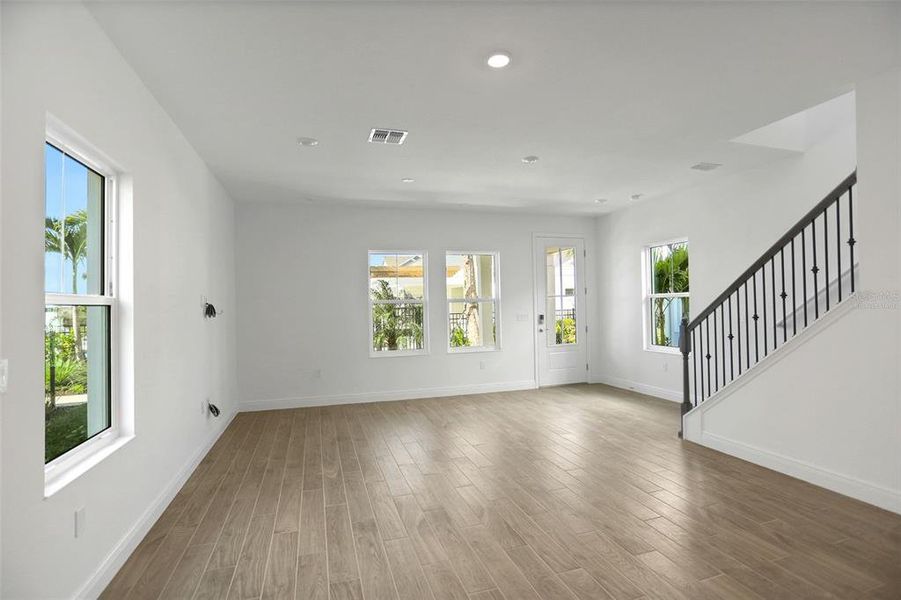 Spacious, unfurnished interior of a new home in Bungalow Walk at Lakewood Ranch, Sarasota (Image 32).