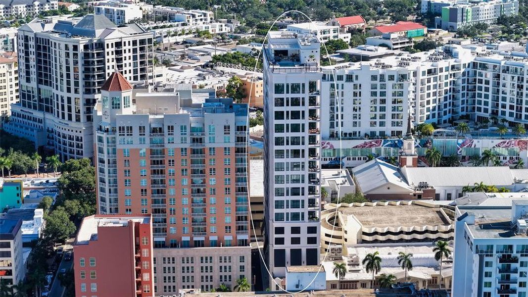 Condo located in Sarasota, FL showcasing its design and architecture (Image 4).
