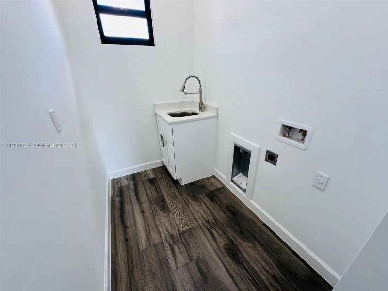 Spacious, unfurnished interior of a new home in , Cape Coral (Image 14).