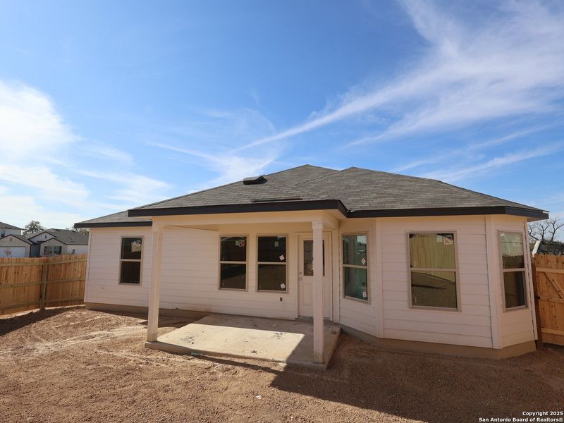Exterior details and patio area of a home in Cinco Lakes, San Antonio (Image 4).