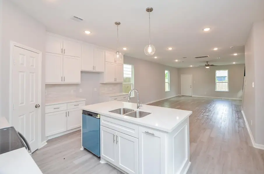 Acabados limpios, calidad de craftmanship y un “backsplash” moderno, todo con funcionalidad.Social: “Style + function.”