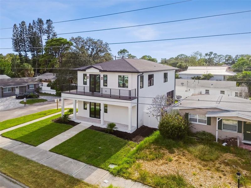 Exterior details and patio area of a home in , St. Petersburg (Image 42).
