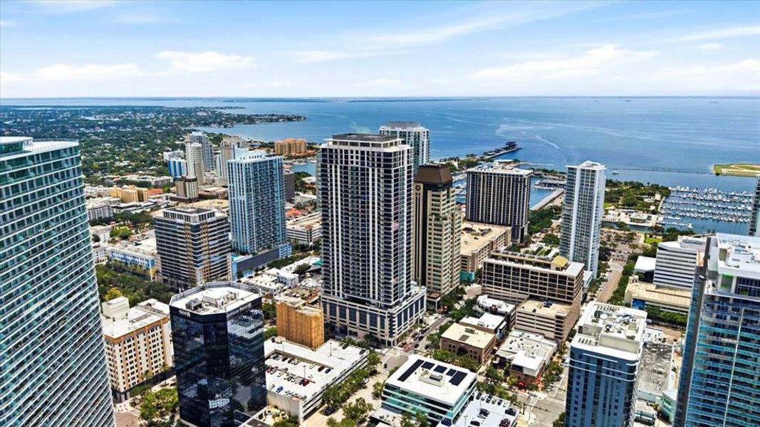 Condo located in St. Petersburg, FL showcasing its design and architecture (Image 46).