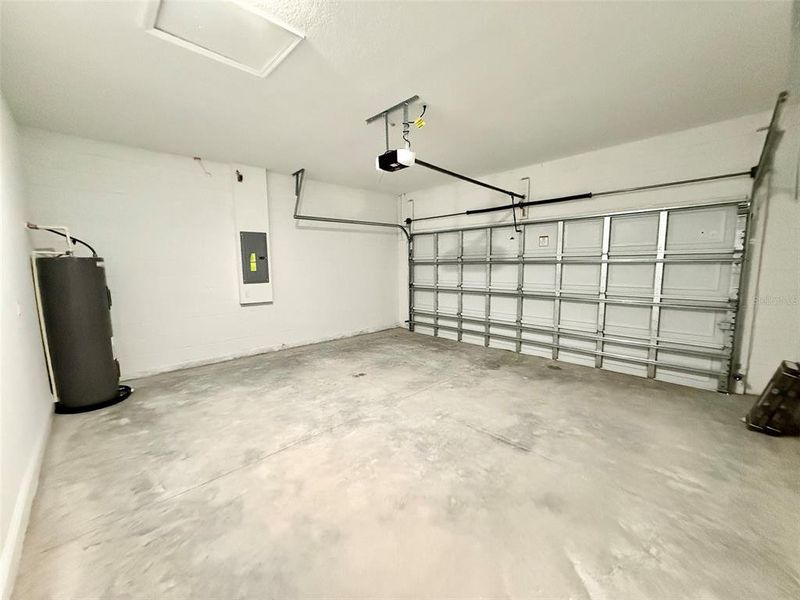 Spacious, unfurnished interior of a new home in , Citrus Springs (Image 15).