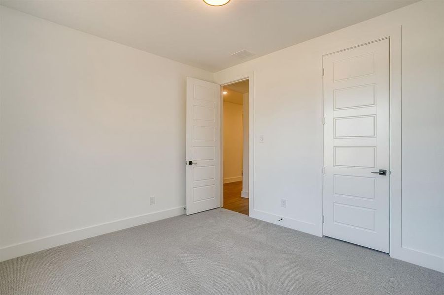 Spacious, unfurnished interior of a new home in Terrace Oaks, Arlington (Image 20).