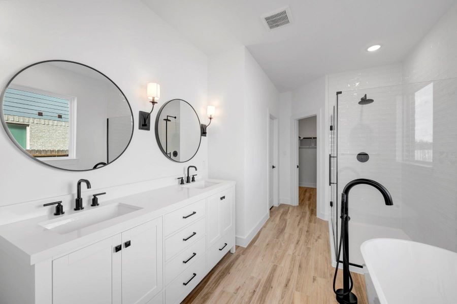 Luxurious primary bath