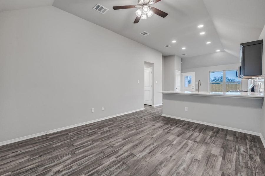 **Photos are sample photos of similar plan. Colors and features might vary** **Photos are sample photos of similar plan. Colors and features might vary**