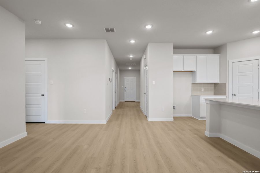 Spacious, unfurnished interior of a new home in Cinco Lakes, San Antonio (Image 22).