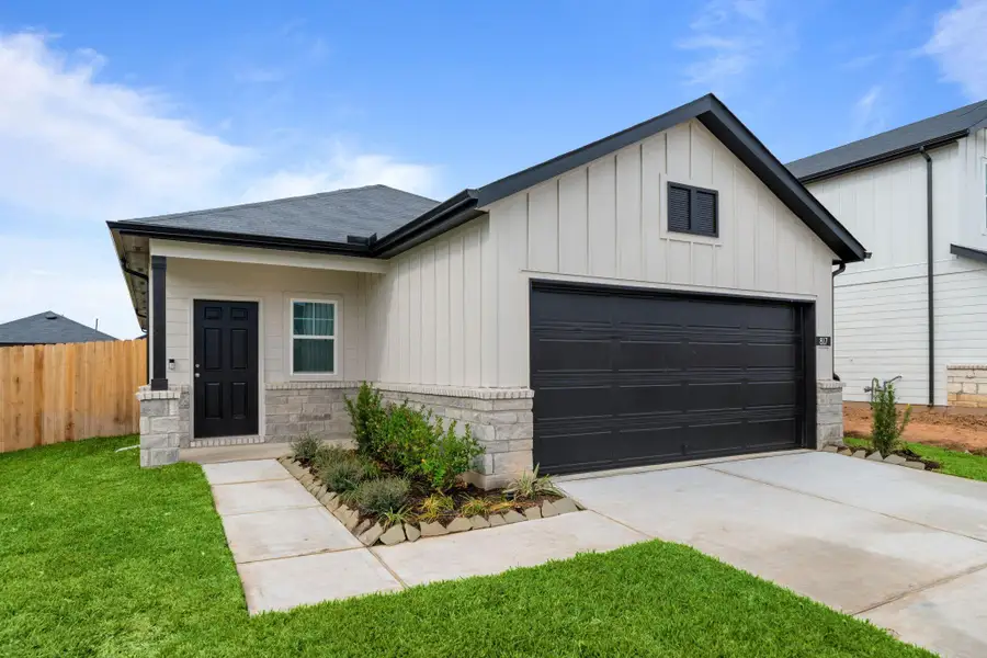 Front exterior of a new home in Montgomery Bend, Montgomery, TX, highlighting curb appeal (Image 1).