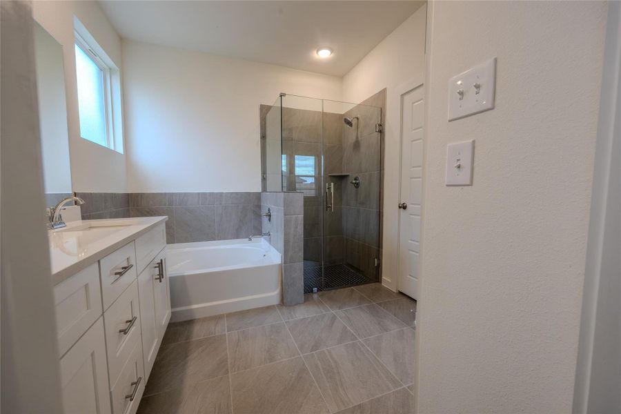 Furnished interior view inside a new home in Ashland, Angleton (Image 8).