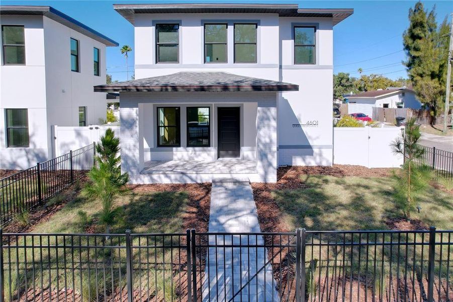 Exterior details and patio area of a home in , St. Petersburg (Image 39).