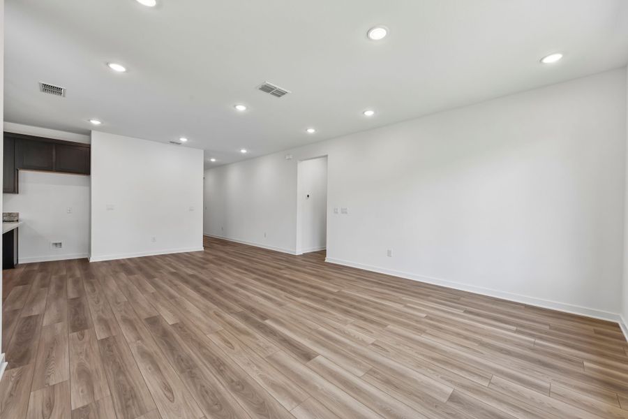 Spacious, unfurnished interior of a new home in Parkton Square, Kyle (Image 18).