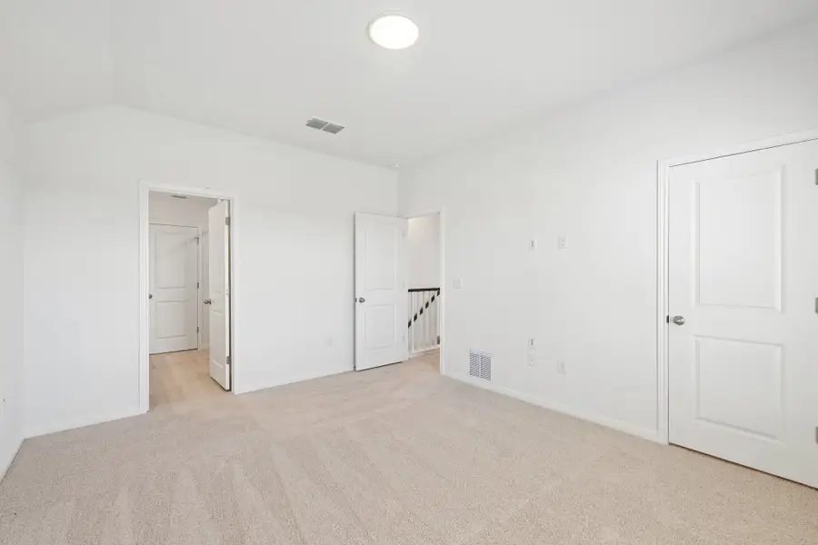 Spacious, unfurnished interior of a new home in Porter Country, Buda (Image 15).