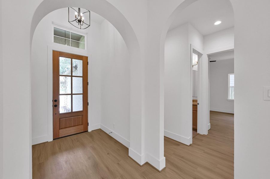 The foyer ceiling goes up to 13'!