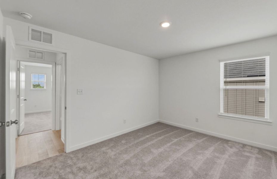 Spacious, unfurnished interior of a new home in Sunfield, Buda (Image 32).