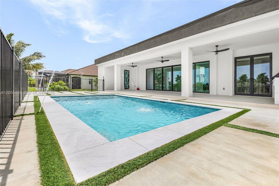 Exterior details and patio area of a home in , Cape Coral (Image 24).