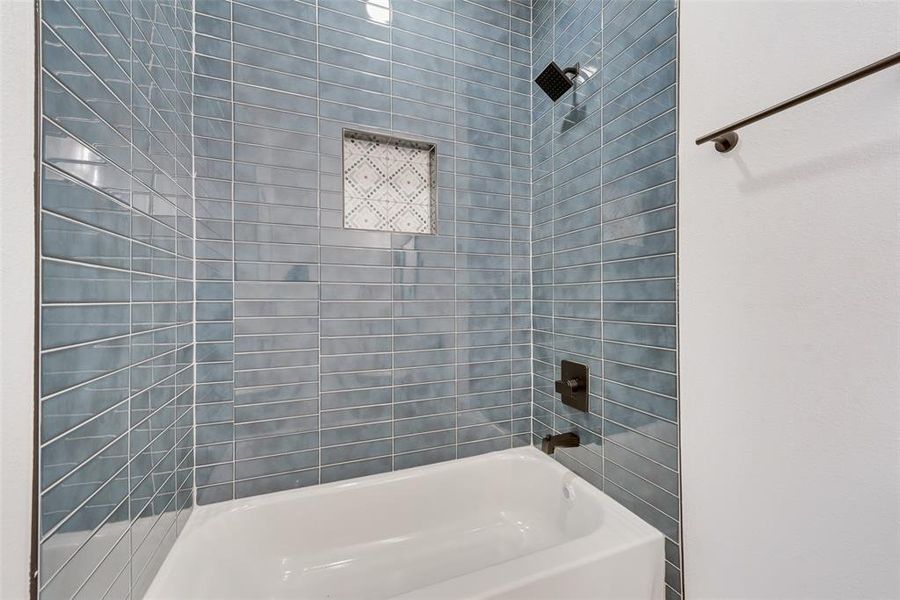 Bathroom with tiled shower / bath