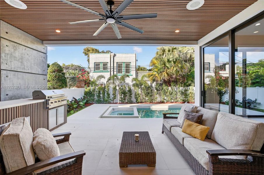 Exterior details and patio area of a home in , Fort Lauderdale (Image 28).