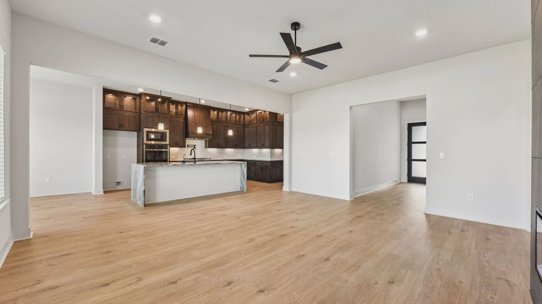 Spacious, unfurnished interior of a new home in Sunfield, Buda (Image 13).