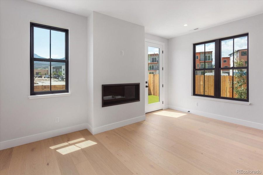 Spacious, unfurnished interior of a new home in , Salida (Image 11).