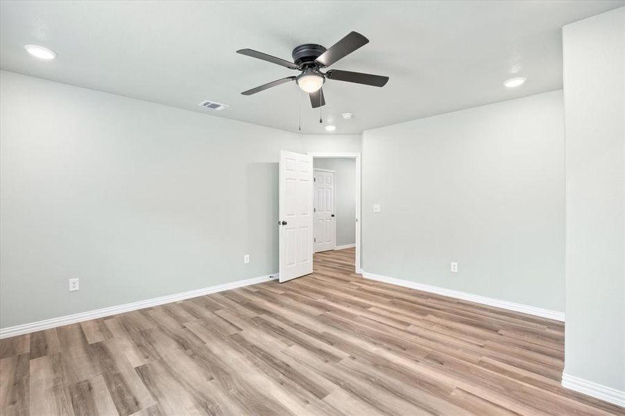 Unfurnished room featuring light wood-type flooring and ceiling fan