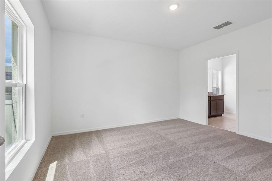 Spacious, unfurnished interior of a new home in Eagletail Landings, Howey-in-the-Hills (Image 11).