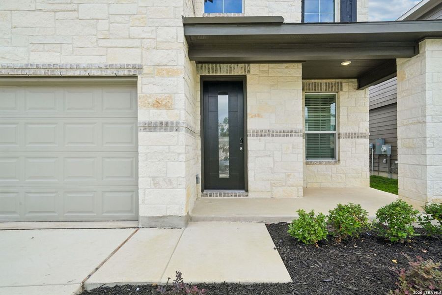 Exterior details and patio area of a home in Thomas Pond, San Antonio (Image 4).