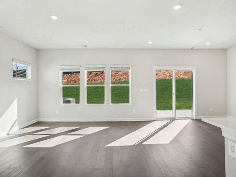 Spacious, unfurnished interior of a new home in Creek Ridge - Heritage Collection, Spartanburg (Image 14).