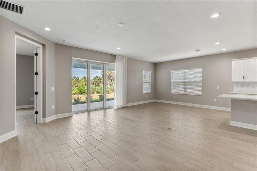 Spacious, unfurnished interior of a new home in , Sarasota (Image 17).