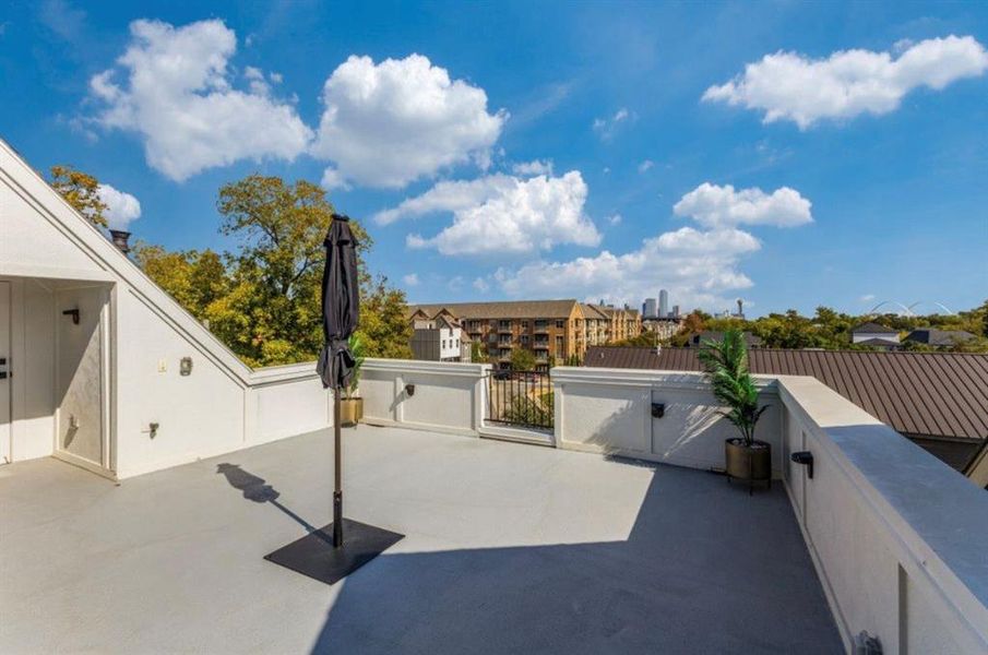 Rooftop balcony with a view over Dallas and the community