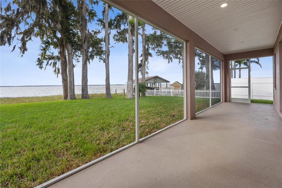 Exterior details and patio area of a home in , Tavares (Image 2).