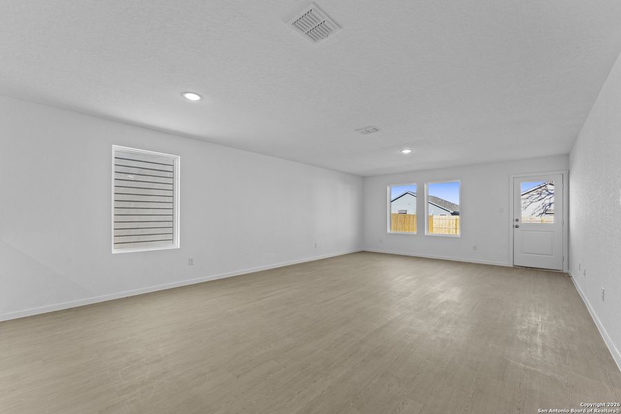 Spacious, unfurnished interior of a new home in Friendship Oaks, Fredericksburg (Image 11).