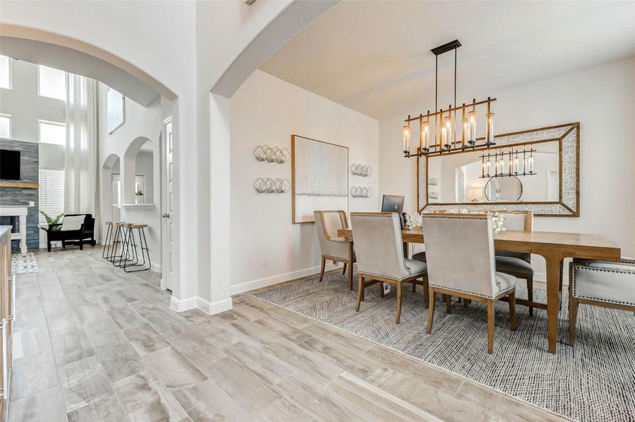 An elegant dinning room for parties or everyday gatherings. An elegant dinning room for parties or everyday gatherings.