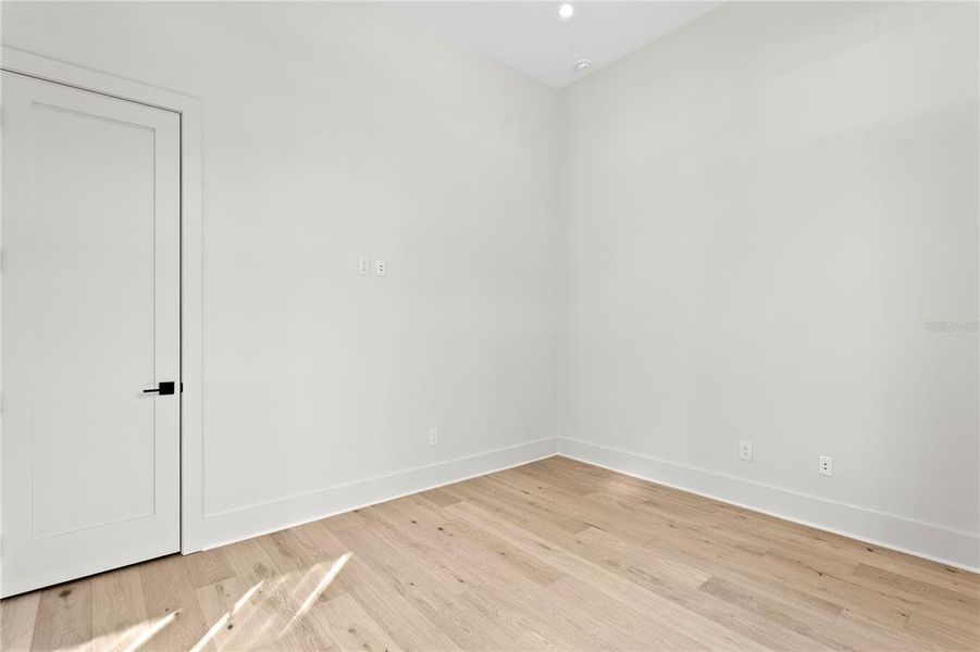 Spacious, unfurnished interior of a new home in , Tampa (Image 82).