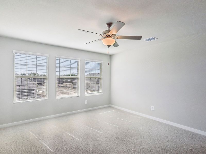 Spacious, unfurnished interior of a new home in Oak Ridge Park, Corinth (Image 15).