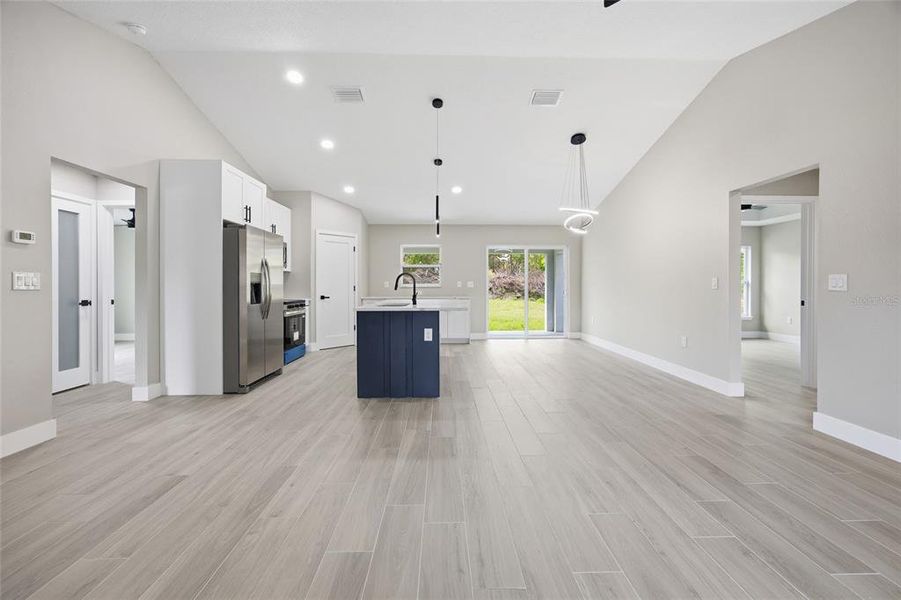 Spacious, unfurnished interior of a new home in , Citrus Springs (Image 13).