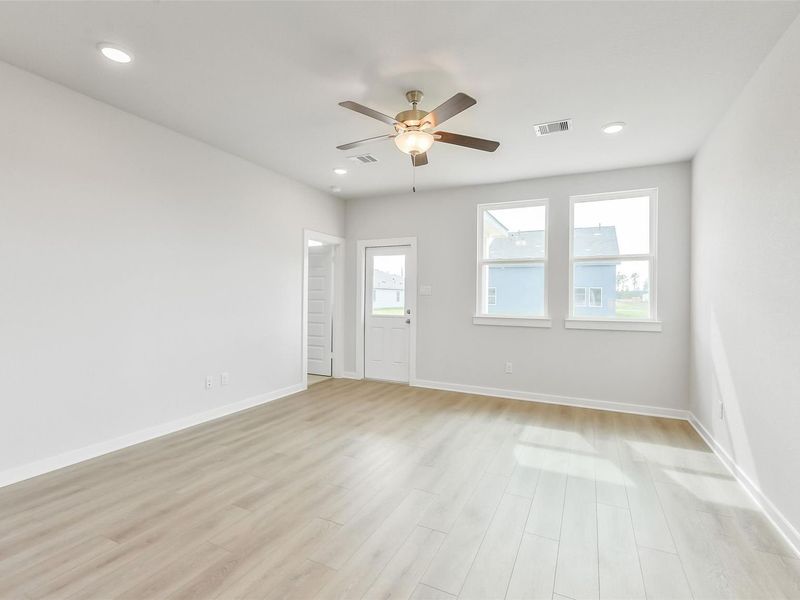 Spacious, unfurnished interior of a new home in Spring Branch Crossing, Conroe (Image 25).