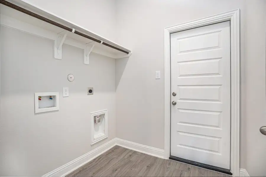 Spacious, unfurnished interior of a new home in Kiber Reserve, Angleton (Image 15).