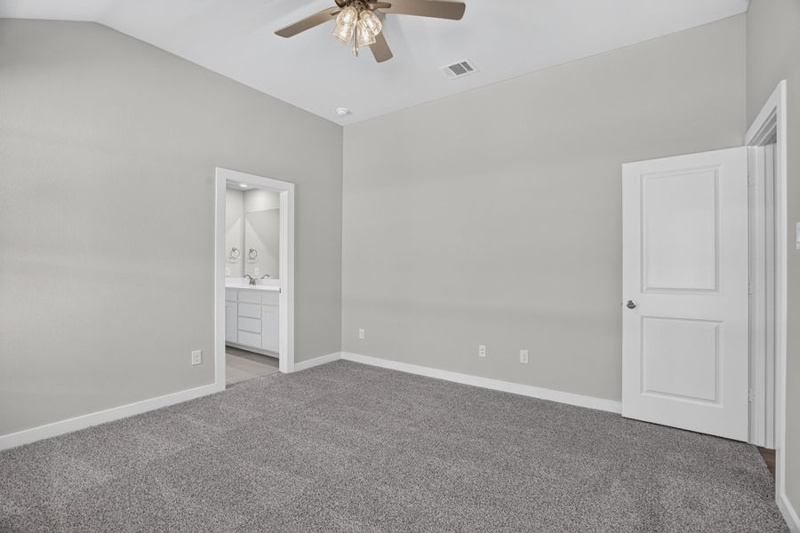 Spacious, unfurnished interior of a new home in Craftsman's Corner, Cleburne (Image 38).
