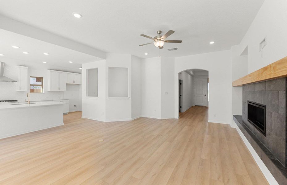 Spacious, unfurnished interior of a new home in Saddleback at Santa Rita Ranch, Liberty Hill (Image 19).