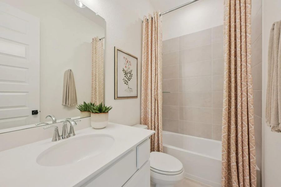 Elliot Full Bathroom