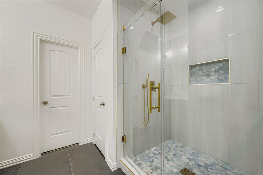 Furnished interior view inside a new home in , Grand Prairie (Image 6).